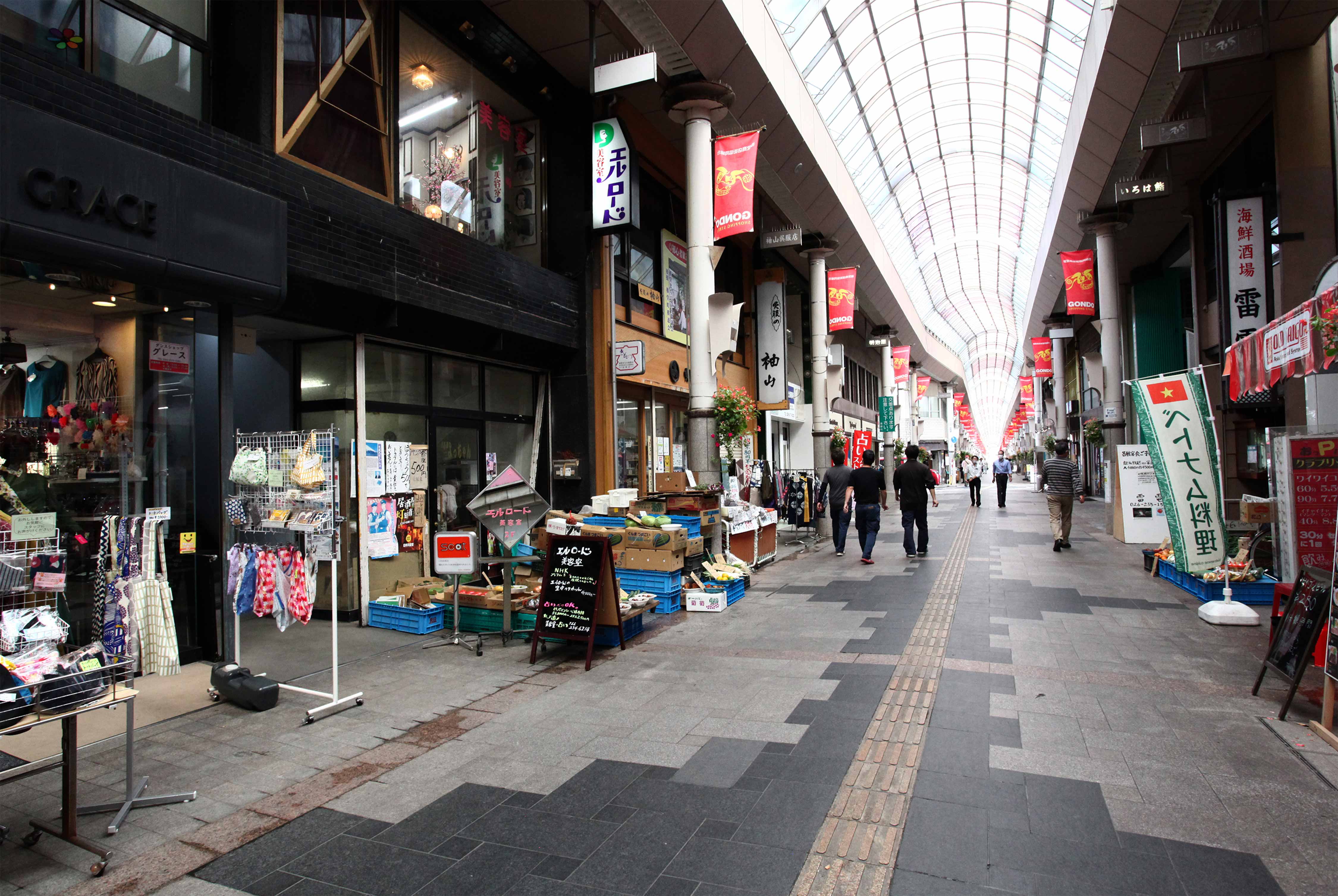 賑やかさと歴史的風格を兼ね備えた権堂商店街