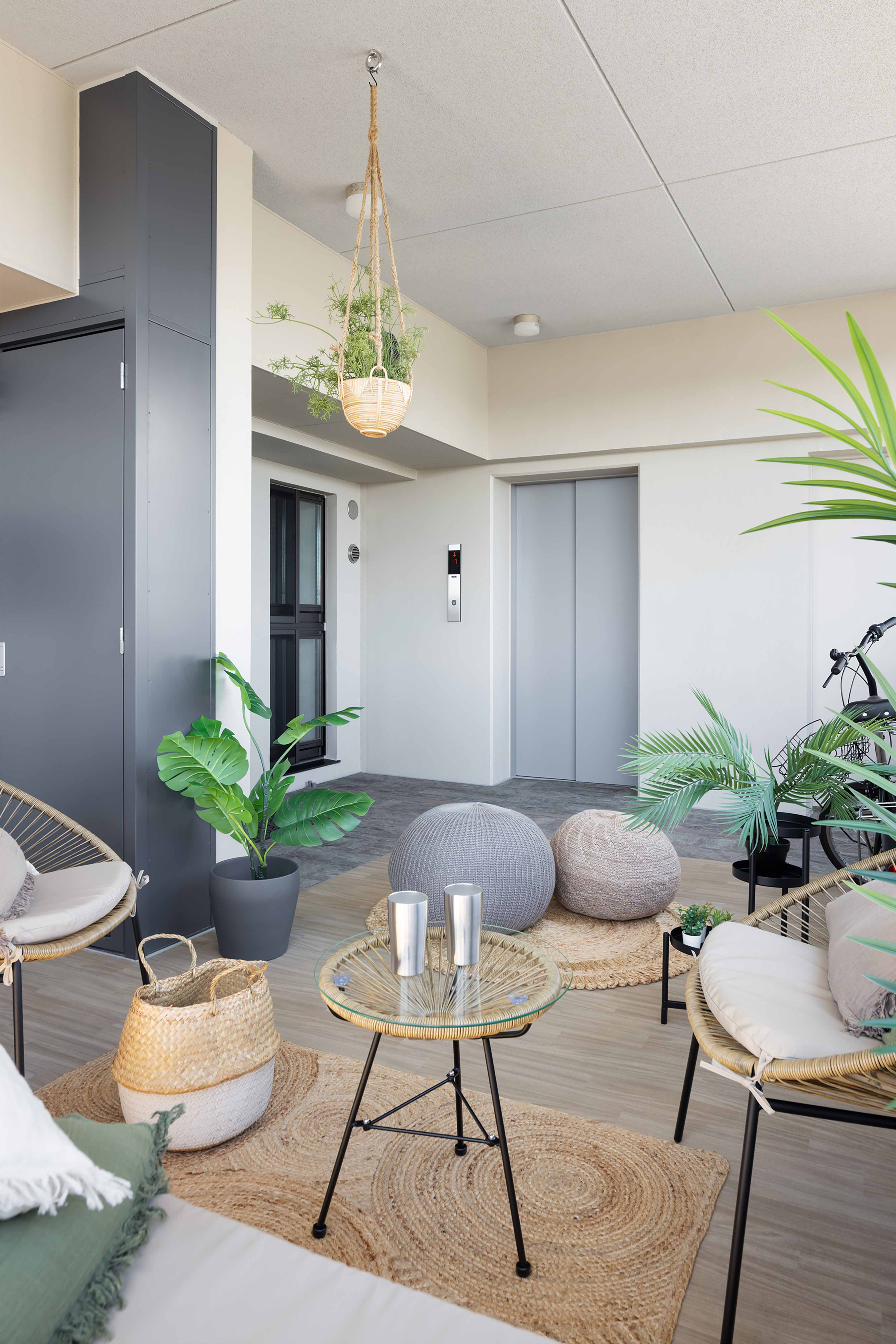 エレベーターを降りると、各住戸の玄関へ