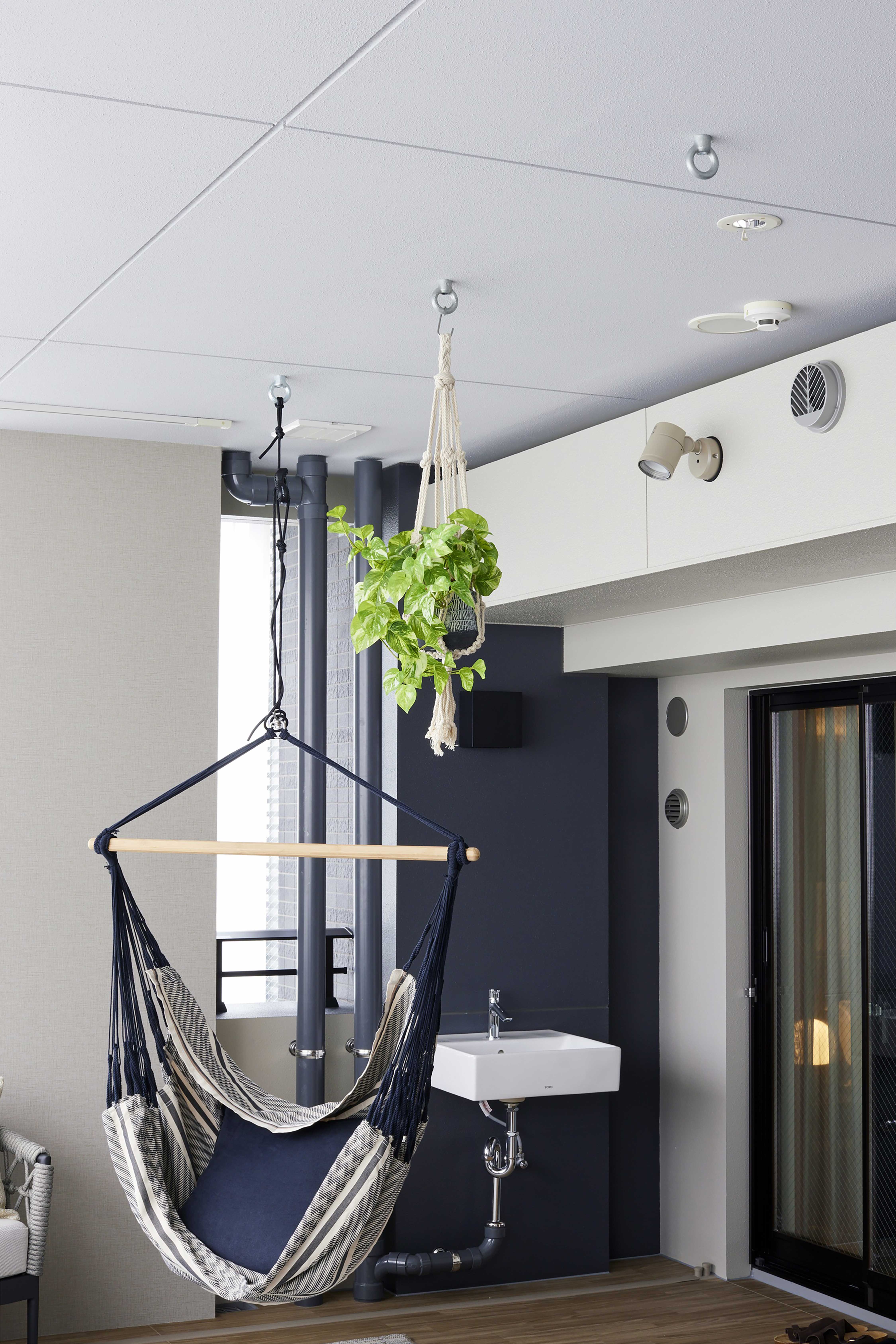 実際の暮らしの場面をイメージし、スロップシンクやフック、コンセントなどを設置