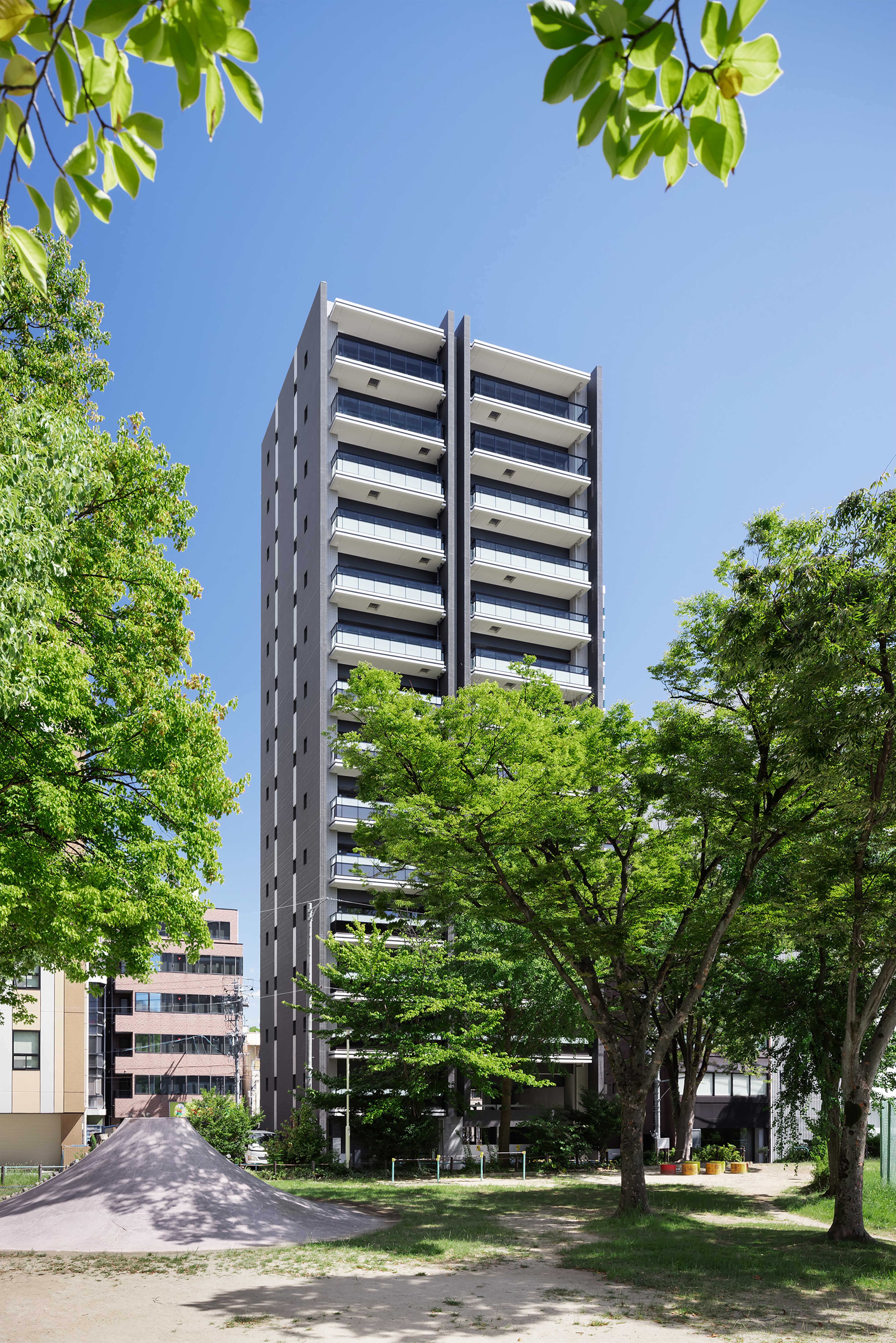 建物西側全景と仲ノ町公園