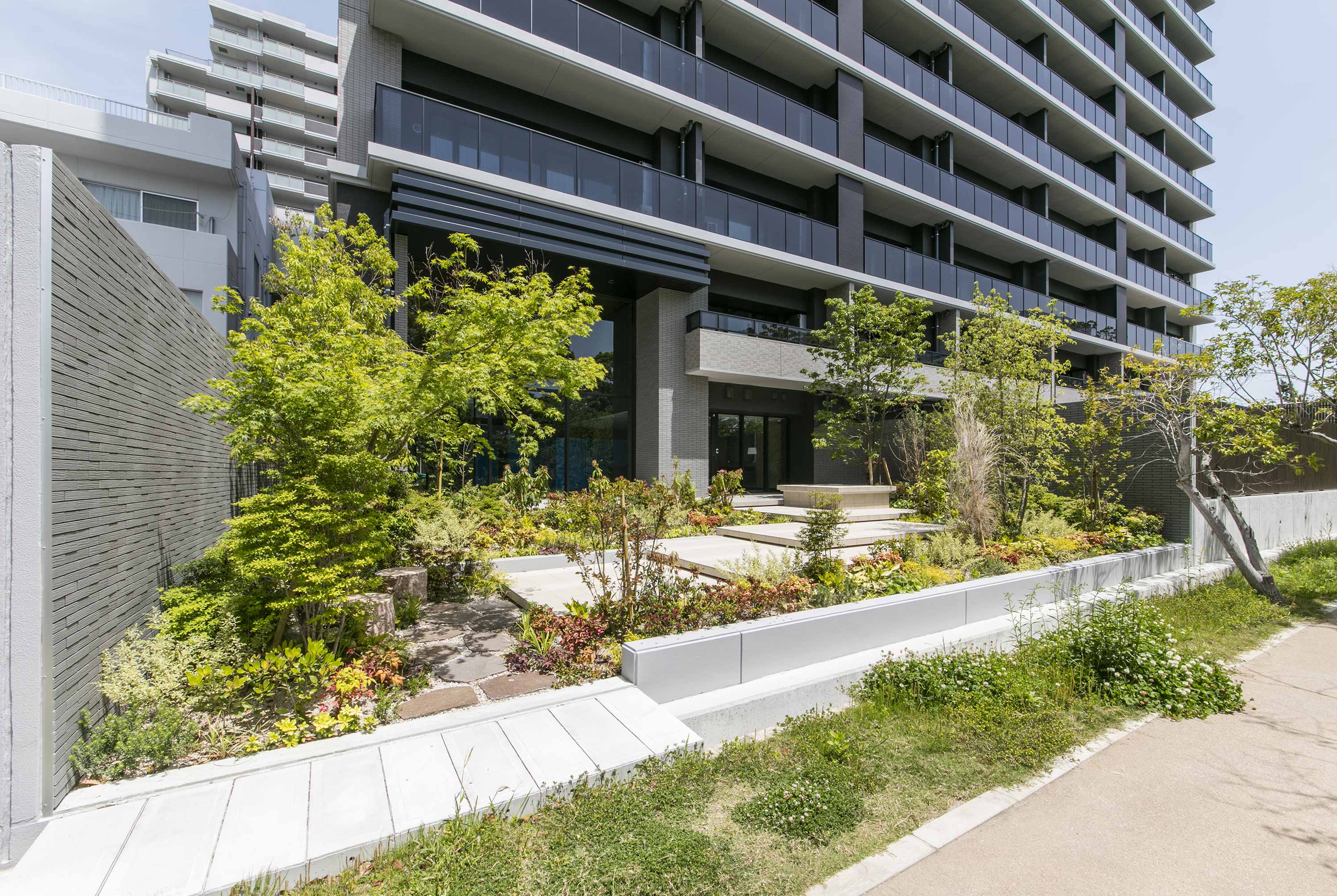 緩やかなステップで散歩道へ繋がる「ビューテラス」