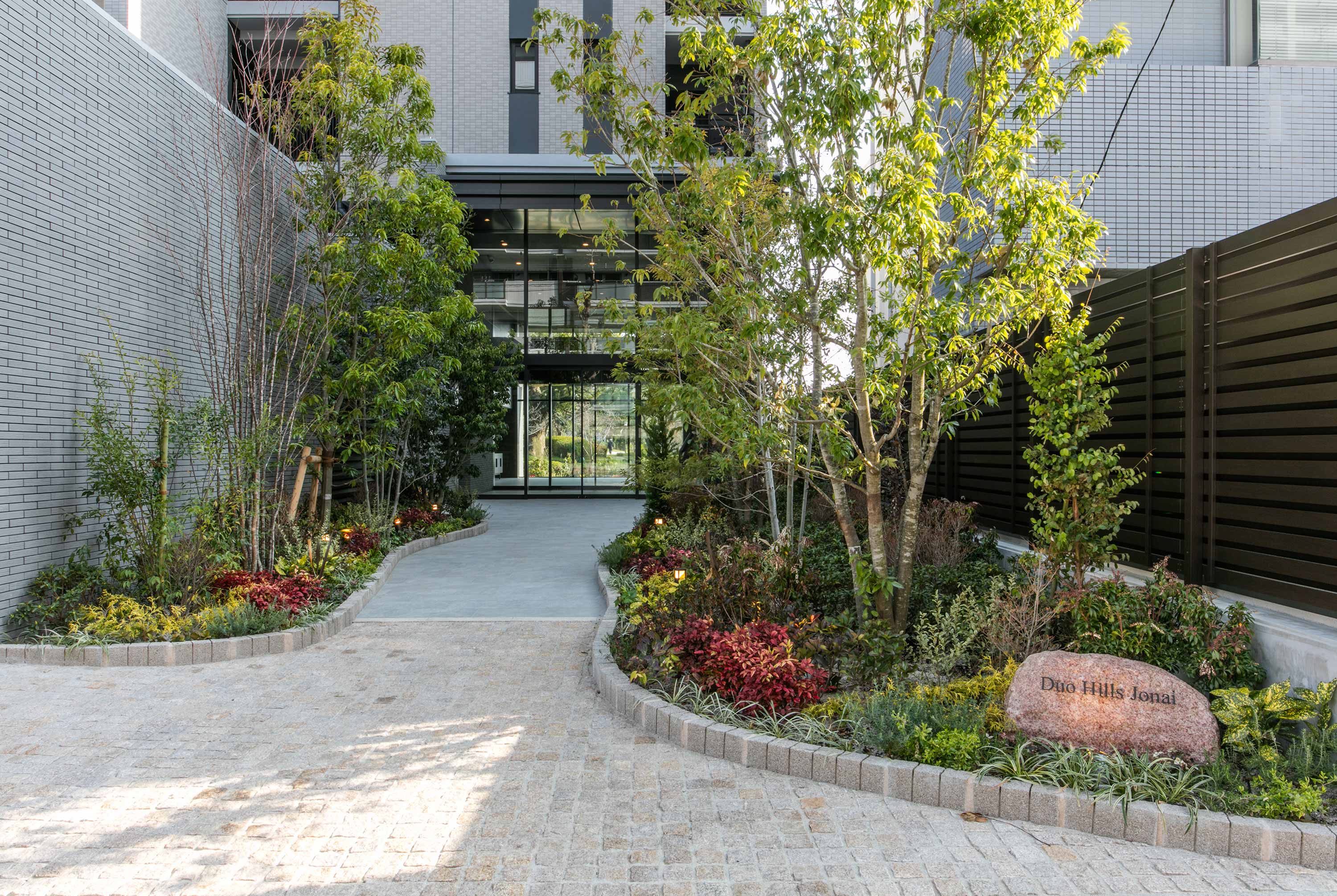 お濠までを一直線に配置した、マンションアプローチ