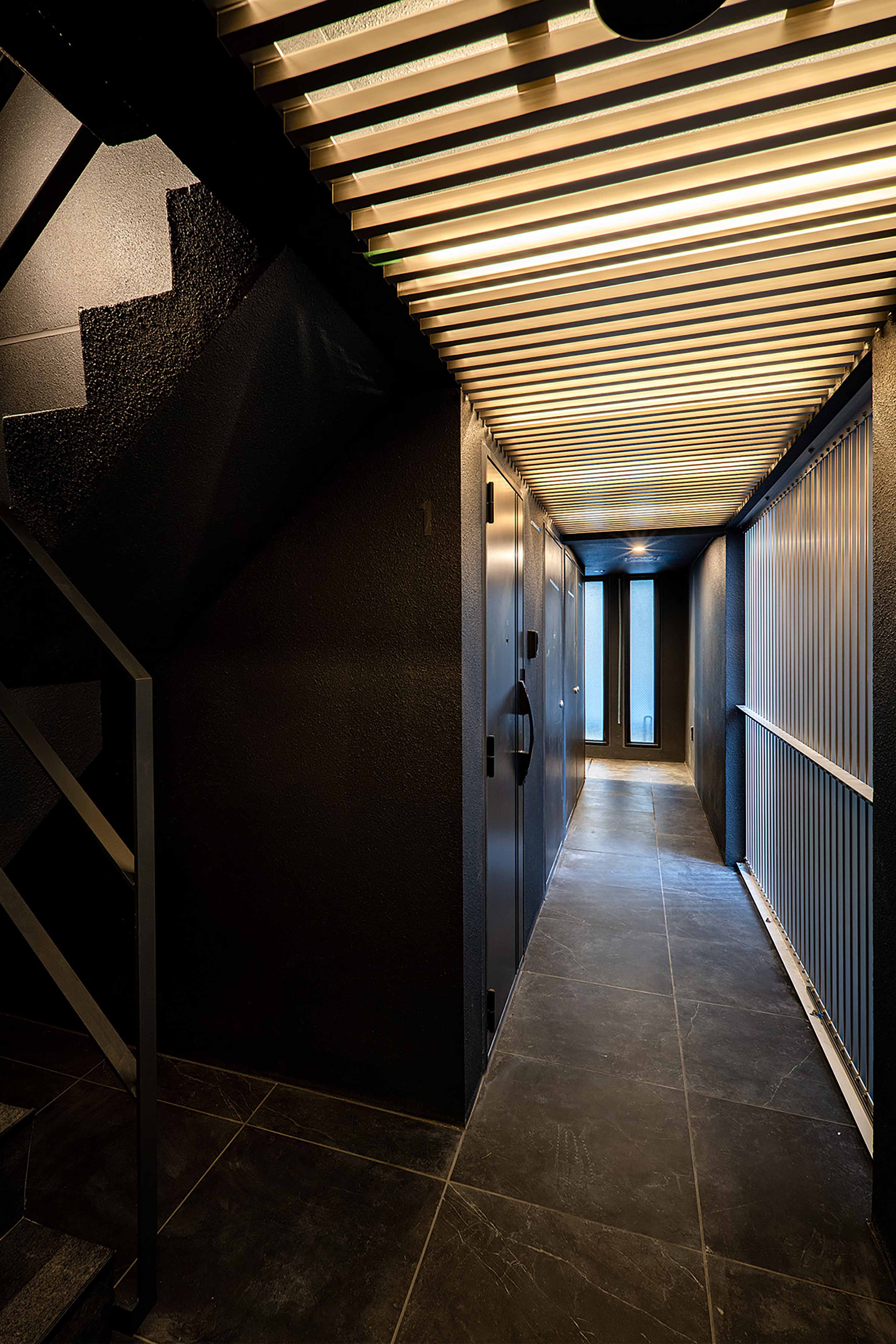 住戸へと向かう廊下および階段