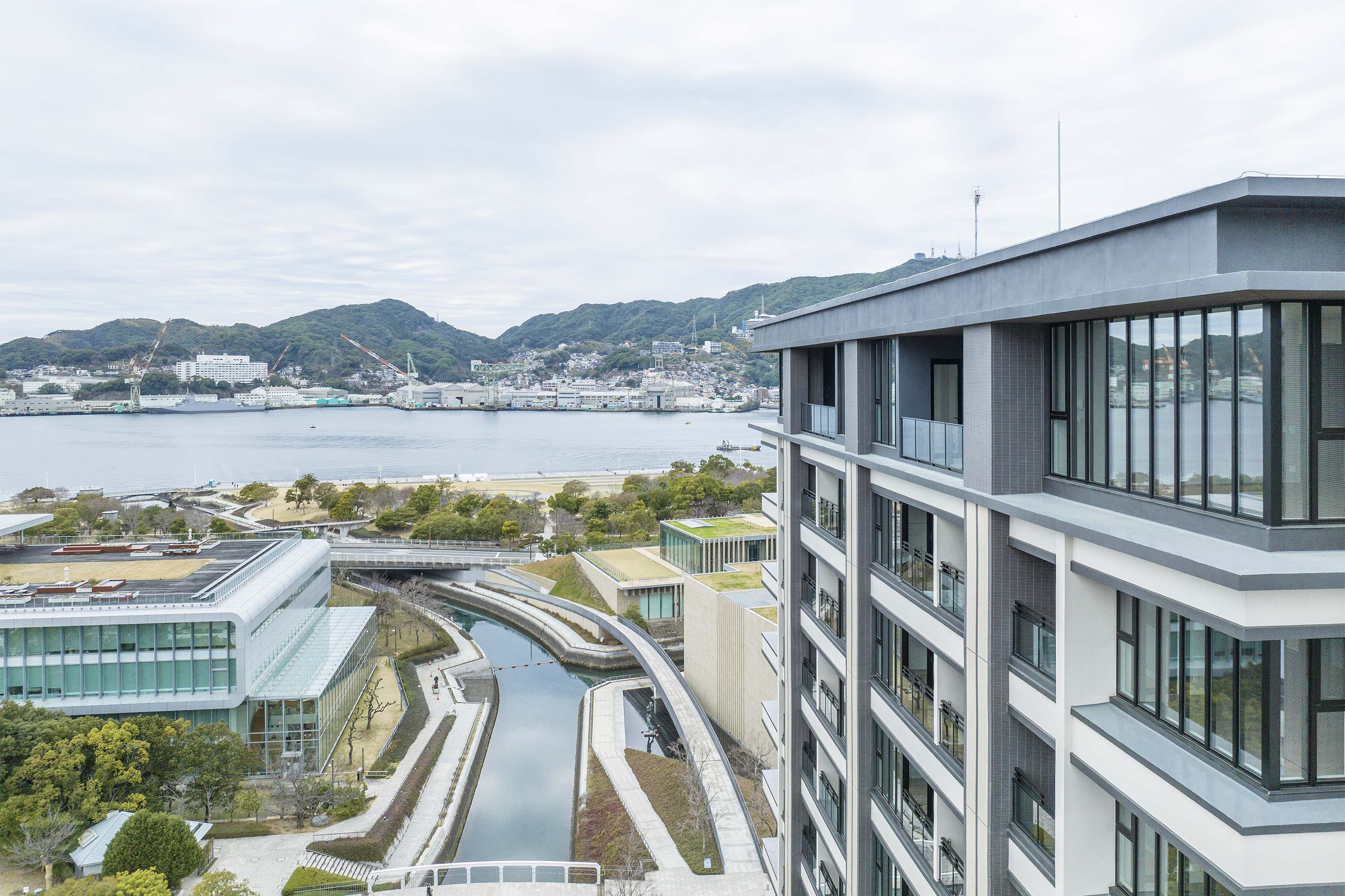 水辺と隣接した立地（右側手前がDH出島水辺の森）